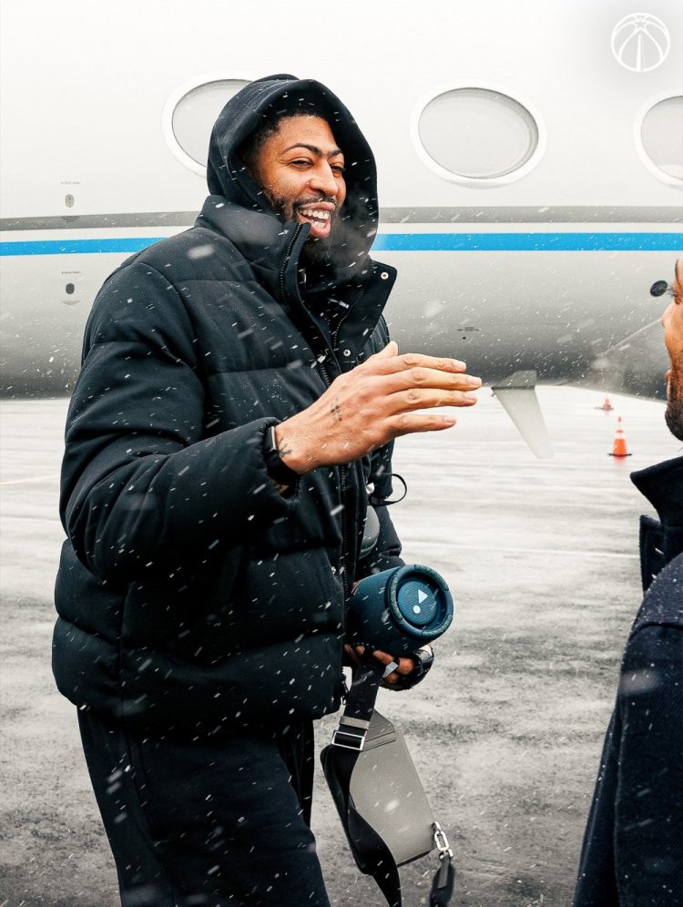 浓眉抵达华盛顿！参观奇才更衣室拍摄定妆照 手部仍带着护具