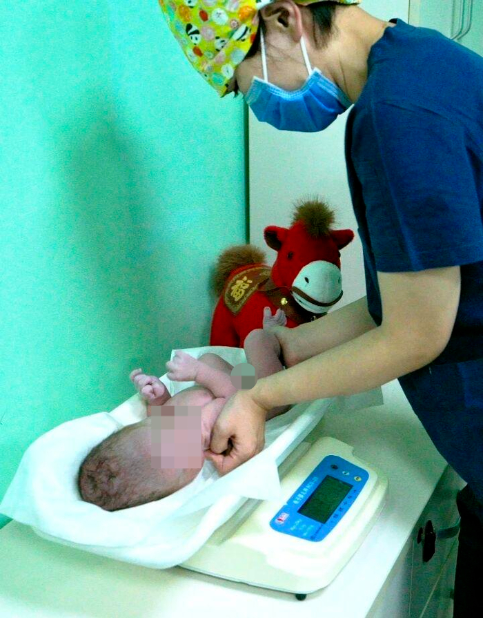 妈姓马，爸属马，大年初一零点生下马年宝宝 护士长：系自然分娩，母子健康
