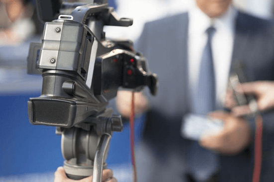 军报披露：东部战区空军执行任务时突遇外军编队，空域态势不明、数量处于劣势，我战机紧咬其中一架飞机，迫使对方离开