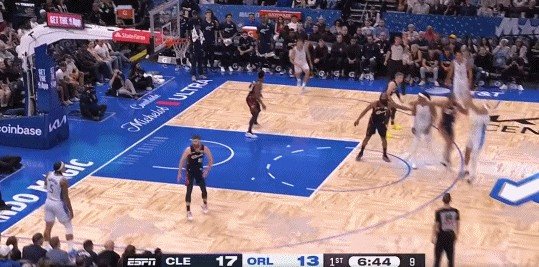 不太妙！莫布里扑防萨格斯三分再被吹犯规 半节时间不到累计2犯