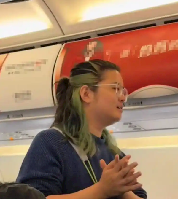 爸爸带1岁多女儿首次坐飞机怕打扰别人：提前给乘客送礼致歉 全网点赞