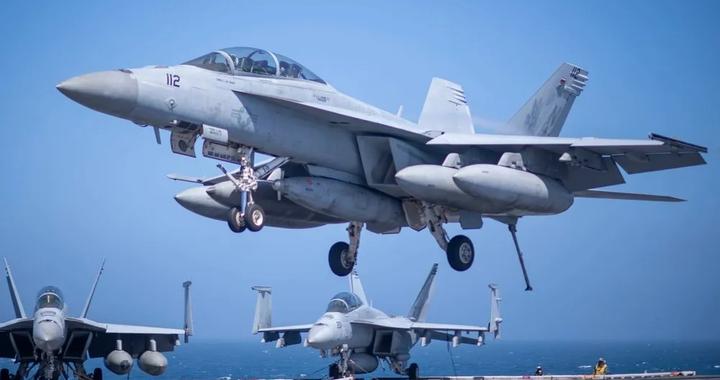 美国海军开始打捞坠海的“尼米兹”号舰载机