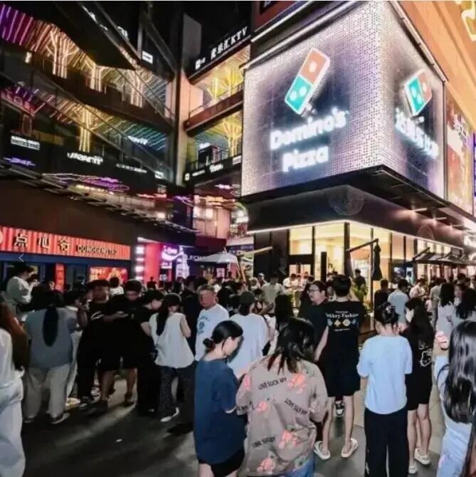 单日狂卖68万！从巨亏10亿到“县城排队王”，披萨“一哥”赢麻了