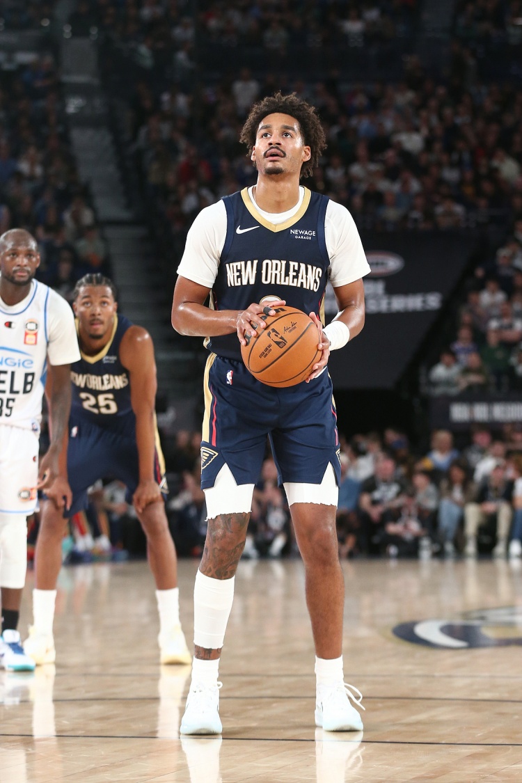 鹈鹕官方：普尔左大腿轻微拉伤康复进展良好 一周后重新接受评估