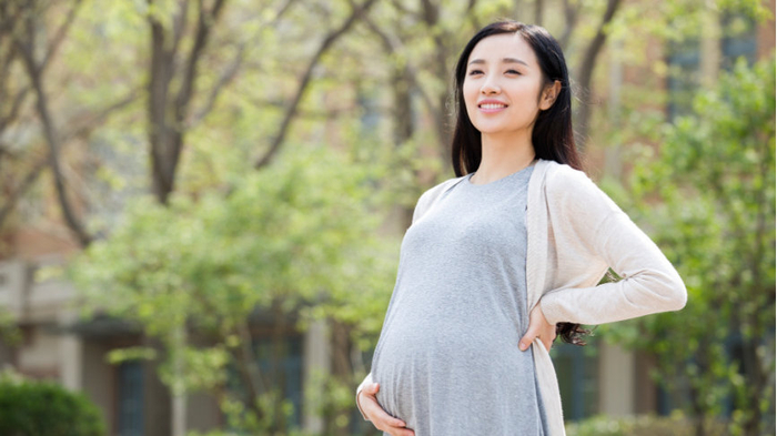 冬季孕妈别总躲屋里！晒太阳不是 “小事”，这3个好处不晒就亏了