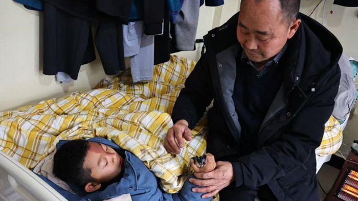 男童患脑瘤发作时疼得撞墙，为给他求医欠几十万外债，全家仍束手无策