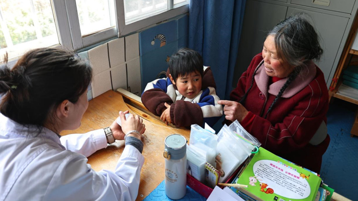 男童发育远落后同龄孩子，被幼儿园婉拒后，奶奶带着求医生活陷困境