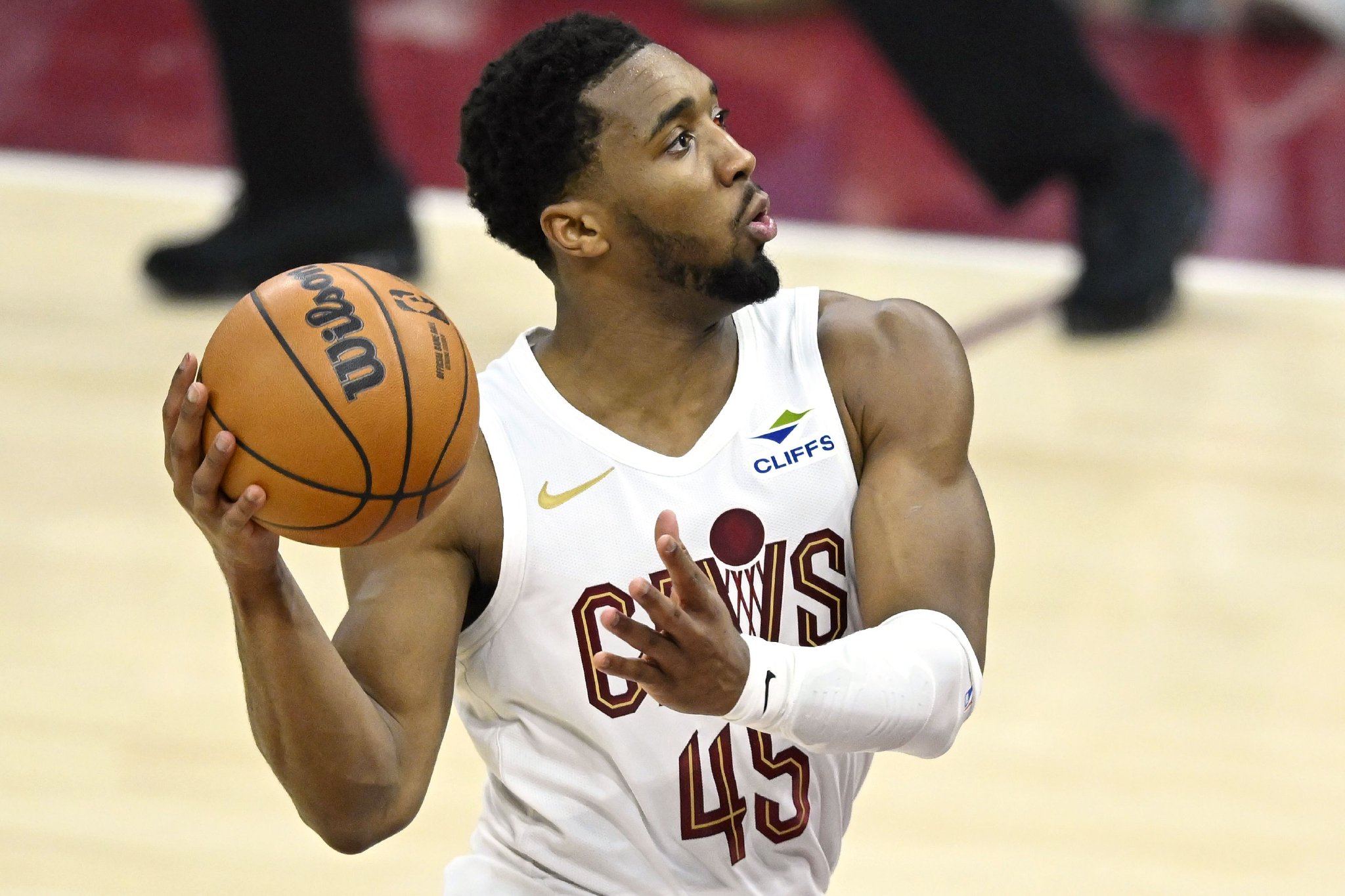 两节都有压哨球！米切尔半场18分钟 两分球6中6拿到14分3板